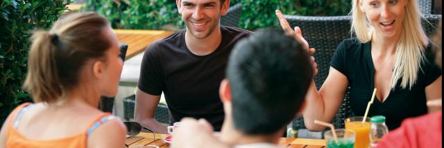 Groupe d'amis à la terrasse d'un café