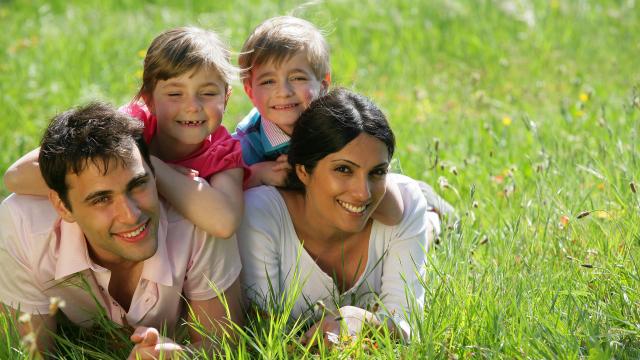 famille qui joue sur l'herbe