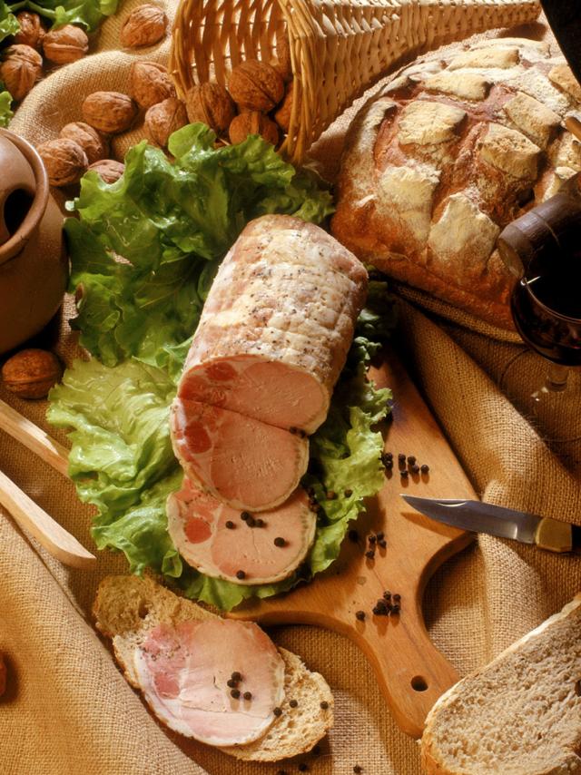 Presentatie van een terrine met boerenbrood
