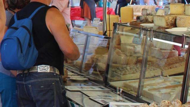 Etal de fromages au marché de Mende