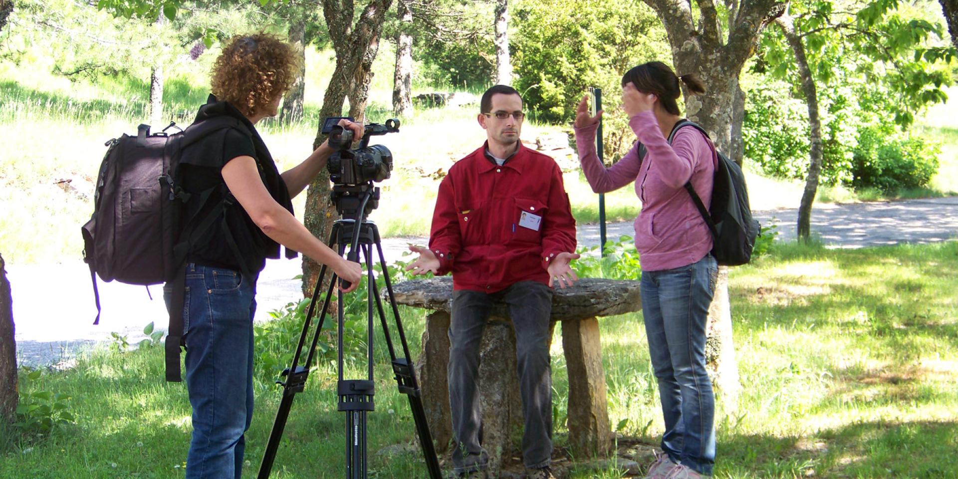 Dreharbeiten vor der Höhle Aven Armand